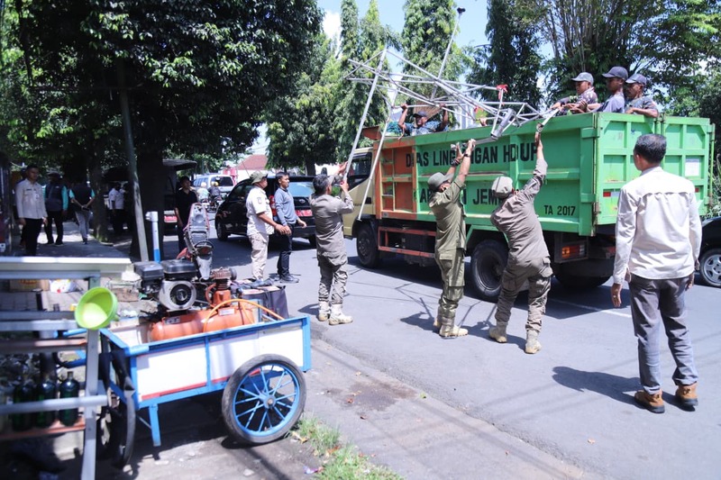 Pemkab Jember tertibkan trotoar.
