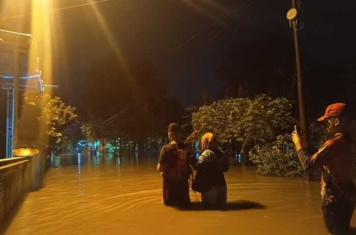 Ratusan Rumah Terendam Banjir Mojokerto, Debit Air Sungai Tambakrejo Meningkat 1 Banjir Mojokerto.