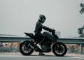Berkendara motor.