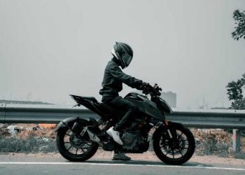 Berkendara motor.