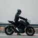 Berkendara motor.