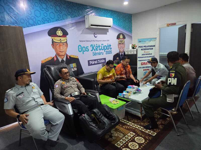 Jaga Stamina saat Operasi Ketupat, Puluhan Polisi Cek Kesehatan di Pos Pelayanan Alun-Alun Tuban 1 Alun-Alun Tuban.