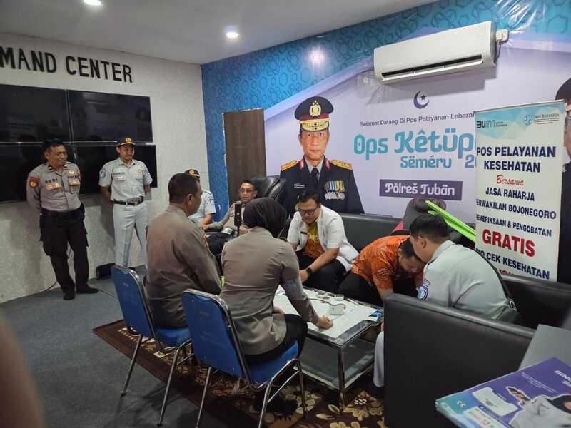 Jaga Stamina saat Operasi Ketupat, Puluhan Polisi Cek Kesehatan di Pos Pelayanan Alun-Alun Tuban 2 Petugas Alun-Alun Tuban.