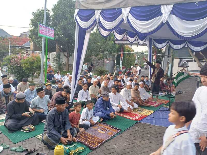 Khusyuk! Ratusan Warga Muhammadiyah di Driyorejo Gresik Gelar Salat Id Lebih Awal 2 Salat Id warga Muhammadiyah Gresik.