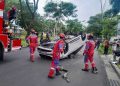 Mobil terbalik.