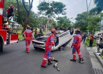 Evakuasi Dramatis Mobil Terbalik di Dharmahusada Surabaya, Sopir Syok Terjebak dalam Kendaraan 1 Mobil terbalik.