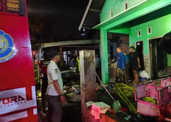 Bakar rumah.