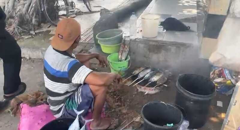 Ikan Asap Jadi Buruan Pemudik di Pantura Tuban, Pedagang Jual Puluhan Kilo Per Hari 3 Ikan asap di Tuban.