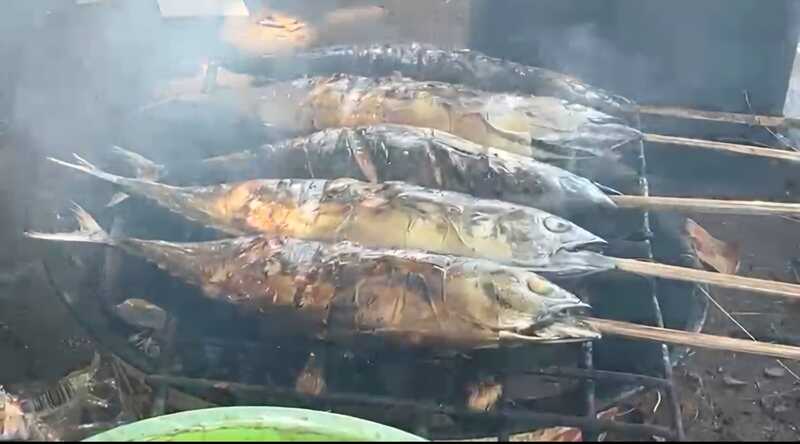 Ikan Asap Jadi Buruan Pemudik di Pantura Tuban, Pedagang Jual Puluhan Kilo Per Hari 2 Ikan asap Tuban.