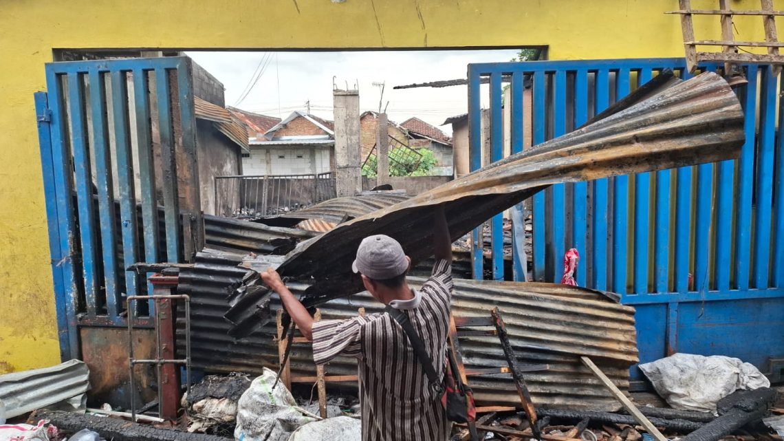 Warga Malang Bakar Rumah Sendiri