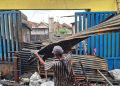 Warga Malang Bakar Rumah Sendiri