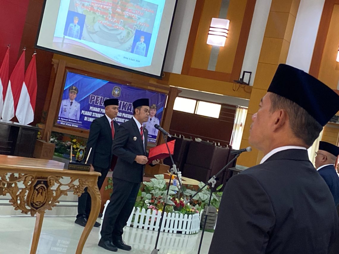 Bongkar Pasang Pejabat di Kota Blitar: 34 Nama Dimutasi Hingga Jabatan Sekda Lowong 5 Pelantikan 34 pejabat di lingkungan Pemerintah Kota Blitar, termasuk pergeseran jabatan Sekda, yang berlangsung di Balai Kusumo Wicitra, Rabu (08/04/2026). (Foto: Moch. Luki Azhari/Tugujatim.id)