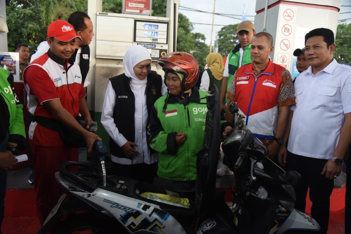Gubernur Khofifah Bagikan BBM Gratis ke Ojek Online di Sidoarjo 1 Ojek Online