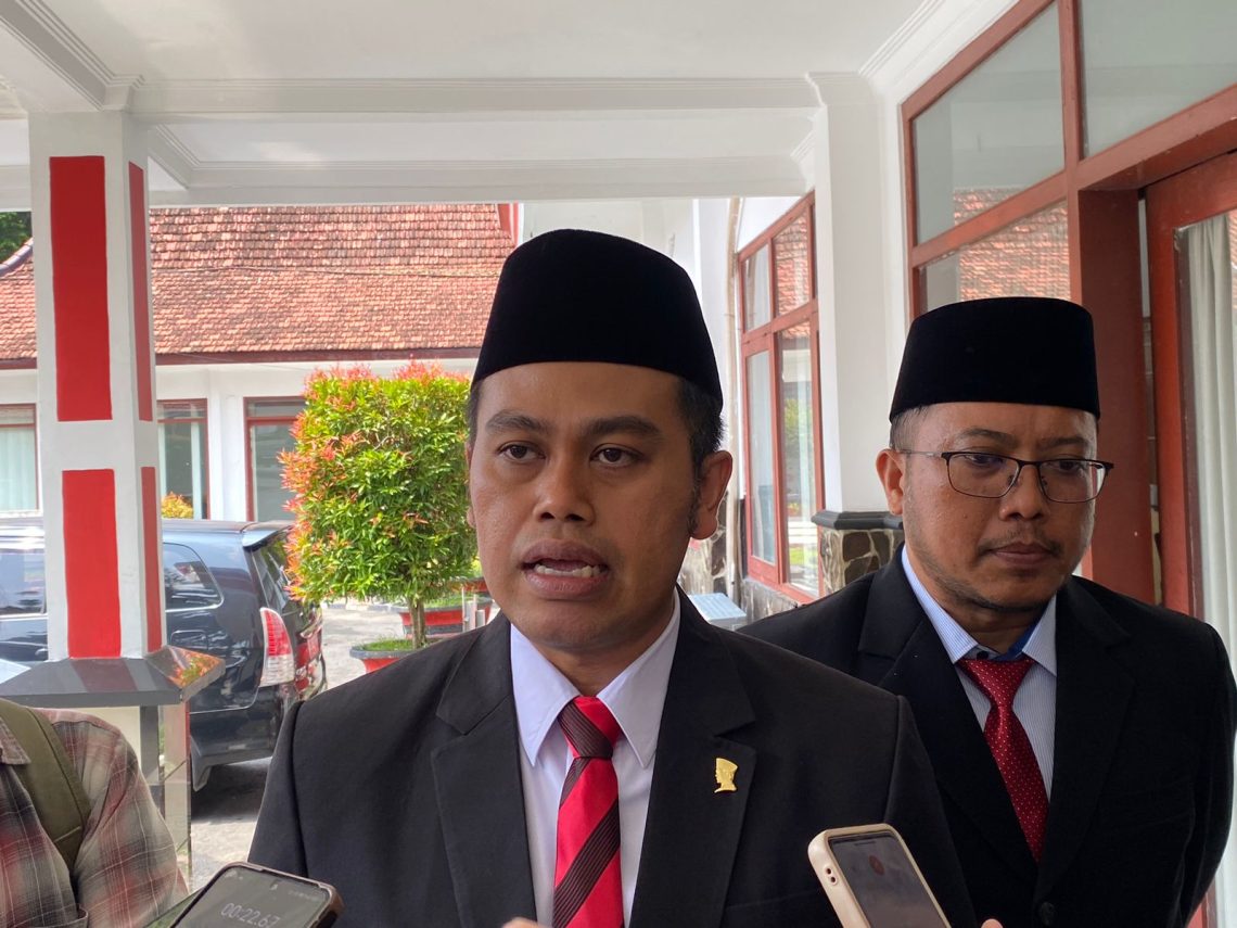 Wali Kota Blitar, Syauqul Muhibbin (kiri), saat memberikan keterangan kepada awak media terkait penerapan kebijakan work from home (WFH) bagi ASN di lingkungan Pemerintah Kota Blitar. (Foto: Moch. Luki Azhari/Tugujatim.id)
