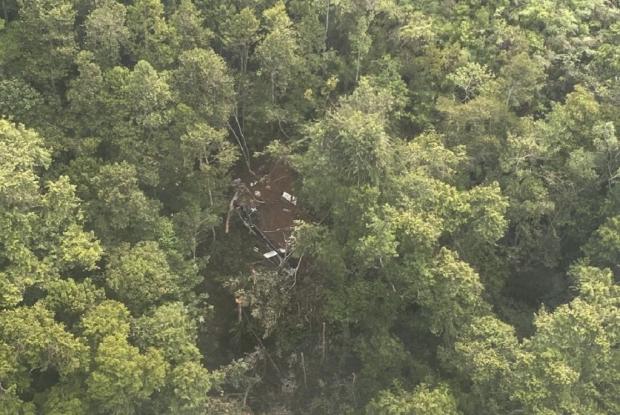 Serpihan Diduga Ekor Helikopter PK-CFX Ditemukan di Hutan Sekadau Kalbar 1 helikopter jatuh