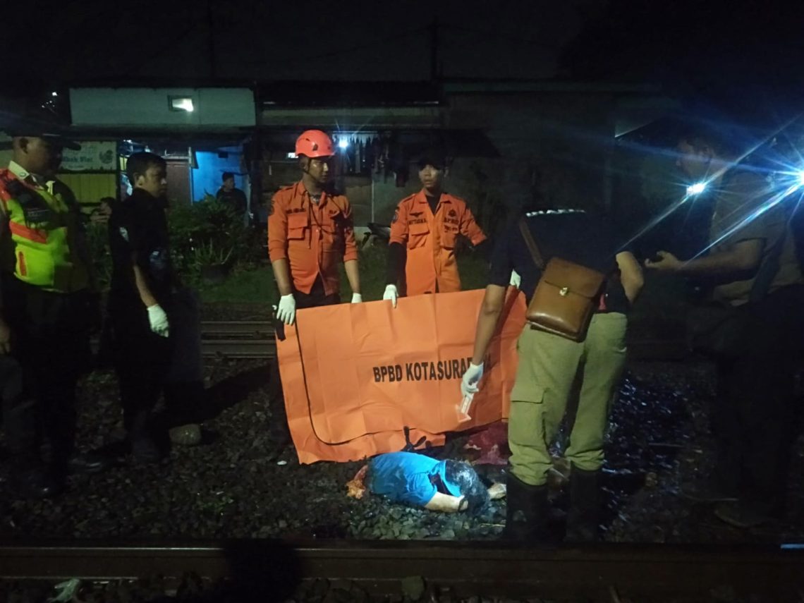 Wanita Usia 40 Tahun Tewas Tertabrak Kereta Api di Surabaya 1 kereta api