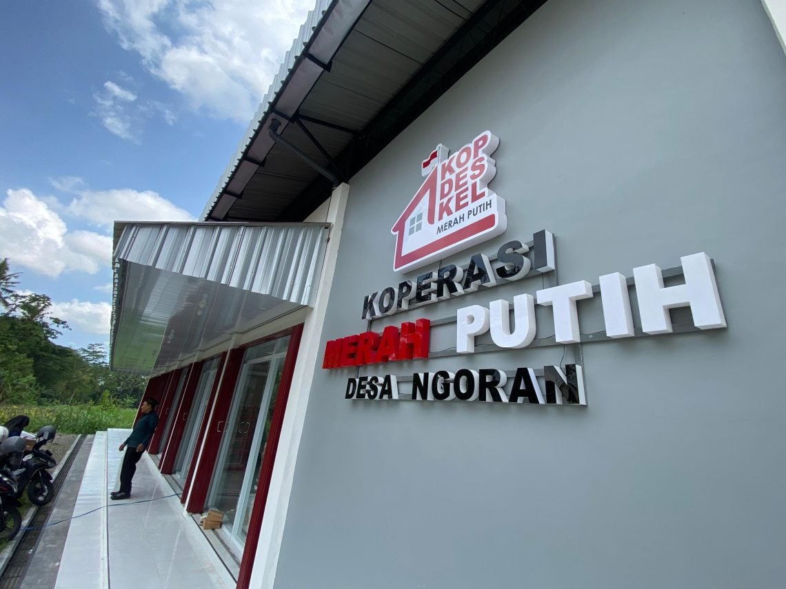 Heboh Komentar Admin KDMP di Blitar 'Selain Donatur Dilarang Ngatur', Ketua Koperasi Akhirnya Buka Suara 1 Pengurus KDMP Desa Ngoran, Blitar minta maaf atas kegaduhan di media sosial soal balasan komentar admin “selain donatur dilarang ngatur”, Minggu (19/4/2026). (Foto: Moch. Luki Azhari / Tugujatim.id)