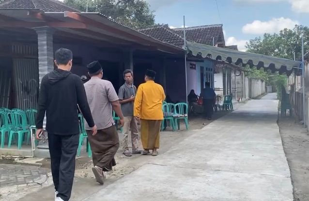 Satu Keluarga Korban Laka Maut Probolinggo Dimakamkan Satu Liang Lahat di Blitar 1 Pelayat berdatangan di rumah duka keluarga korban laka maut Probolinggo di Desa Jeblog, Talun, Blitar, Minggu (19/4/2026). (Foto: Istimewa)