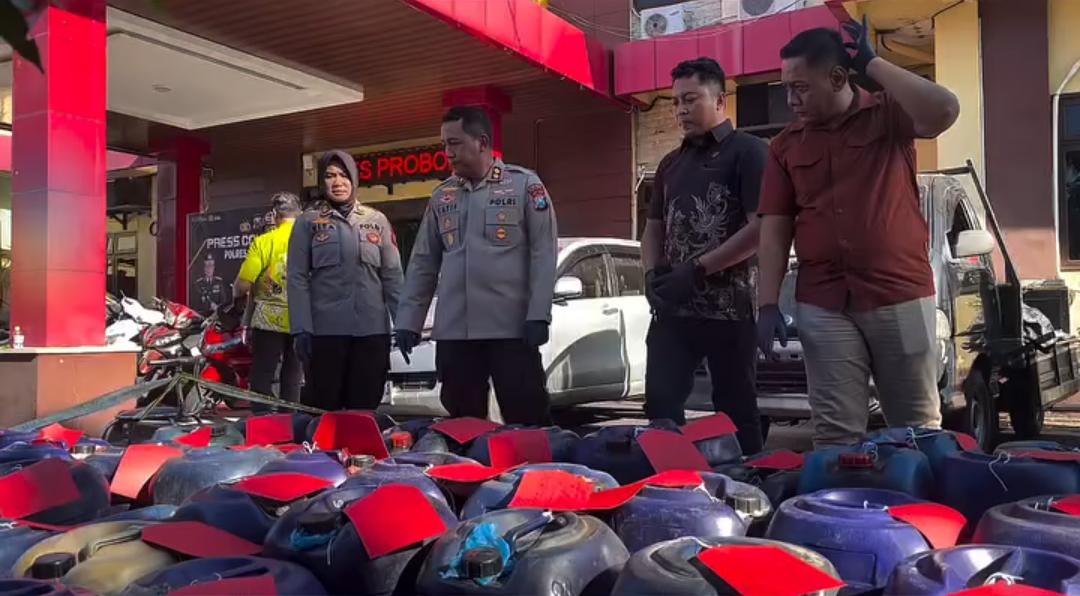 Tujuh Pelaku Penimbunan BBM Subsidi di Probolinggo Ditangkap dan Puluhan Barang Bukti Jeriken Disita 5 Puluhan jeriken berisi BBM subsidi jenis pertalite diamankan polisi sebagai barang bukti kasus penimbunan di wilayah Probolinggo, (Foto:Umi/Tugujatim)