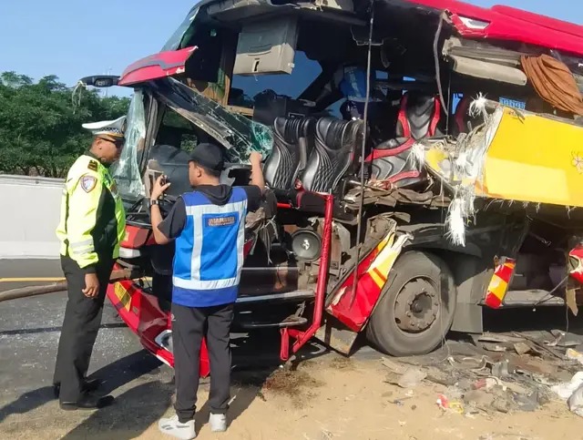 Bus Nusa Bali Tabrak Truk Pakan Ternak di Tol Gempol-Pasuruan, Ini Kondisi Penumpangnya! 5 Bus Nusa Bali
