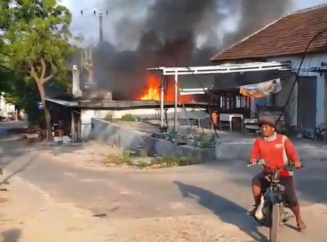 Kebakaran Toko di Tuban Timbulkan Kerugian Ratusan Juta dan Satu Warga Terluka 1 Kebakaran Toko di Tuban
