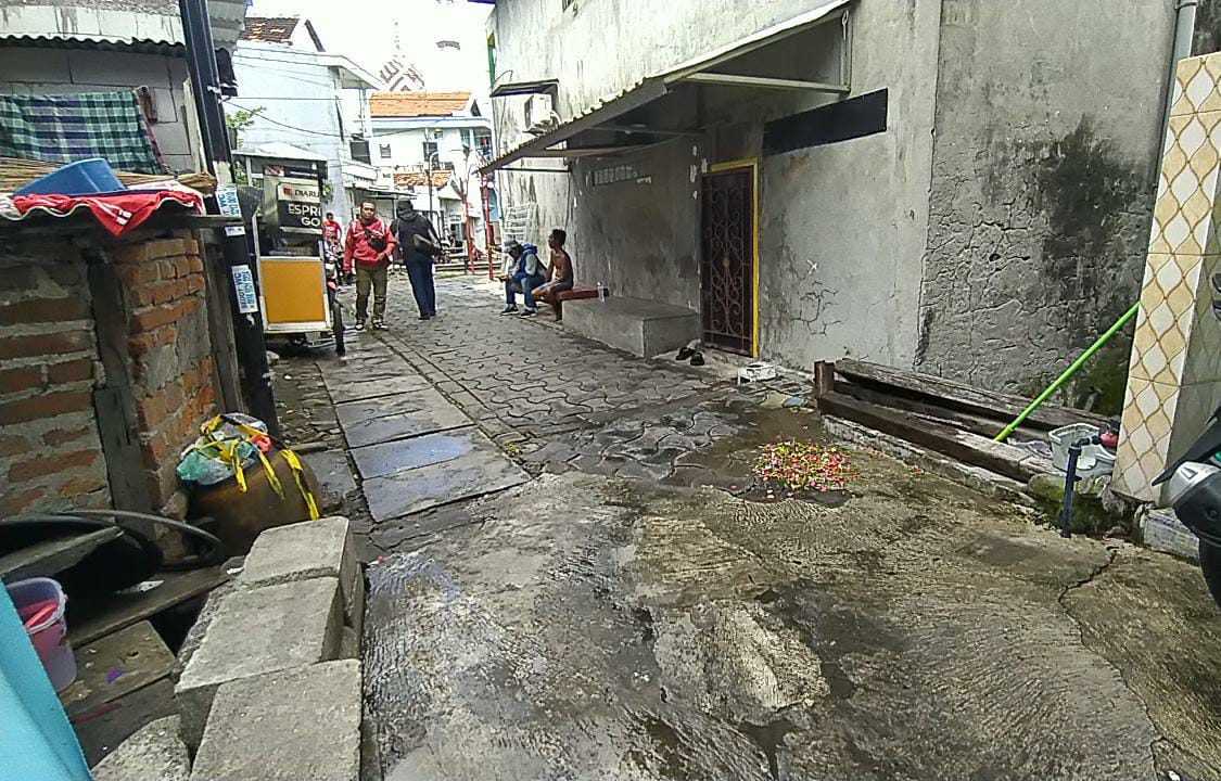 Warga Surabaya Geger, Pria 37 Tahun Tewas Penuh Luka Bacok 1 Lokasi pembacokan diberi taburan bunga oleh warga sekitar, Rabu (29/4/2026). (Foto: Khaesar/Tugujatim)