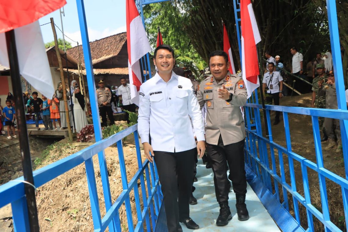'Jembatan Merah Putih' Warna Biru Jadi Akses Lebih Aman bagi 13 KK di Tuban 5 Jembatan Merah Putih