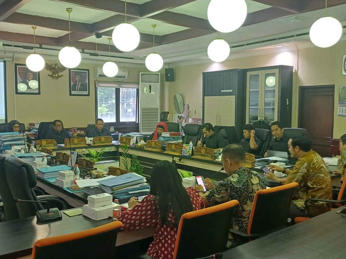 Pansus DPRD Kota Surabaya Bahas Raperda Penanganan Banjir, Siap Berikan Saksi Pencabutan Izin Usaha 1 Kota Surabaya