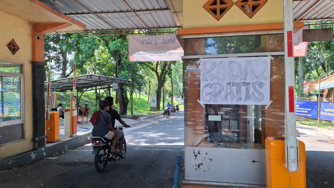 Warga Buka Paksa Portal Retribusi Jalan Tembusan Malang-Blitar di Bendungan Lahor 1 Portal Retribusi