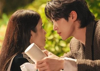 IU dan Byeon Woo Seok.
