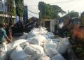 Truk pakan ayam.