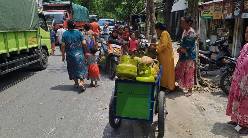 Tak Kebagian LPG Melon, Warga Tuban Dekat Pangkalan Berjam-jam Antre Pulang Tangan Kosong 1 LPG melon.