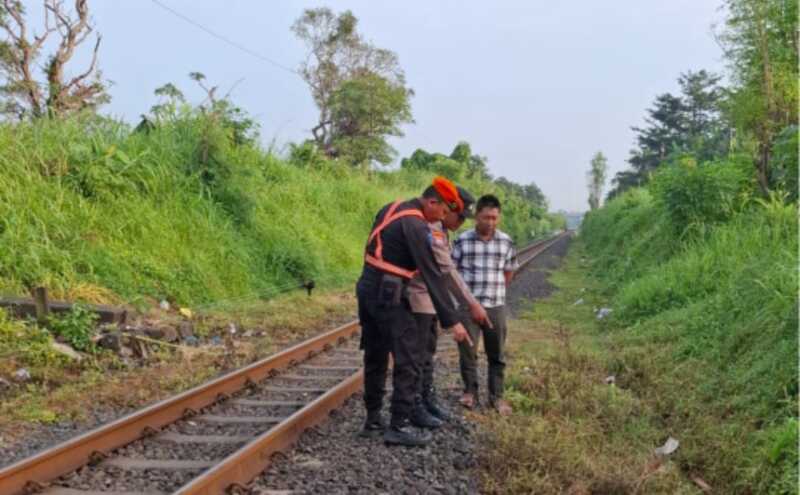 Tak Dengar Klakson, Pria di Pasuruan Tewas Ditabrak KA Betmakola Tenker 1 Pasuruan.