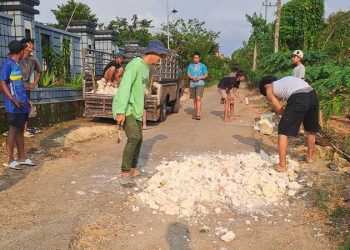Jalan rusak di Tuban.