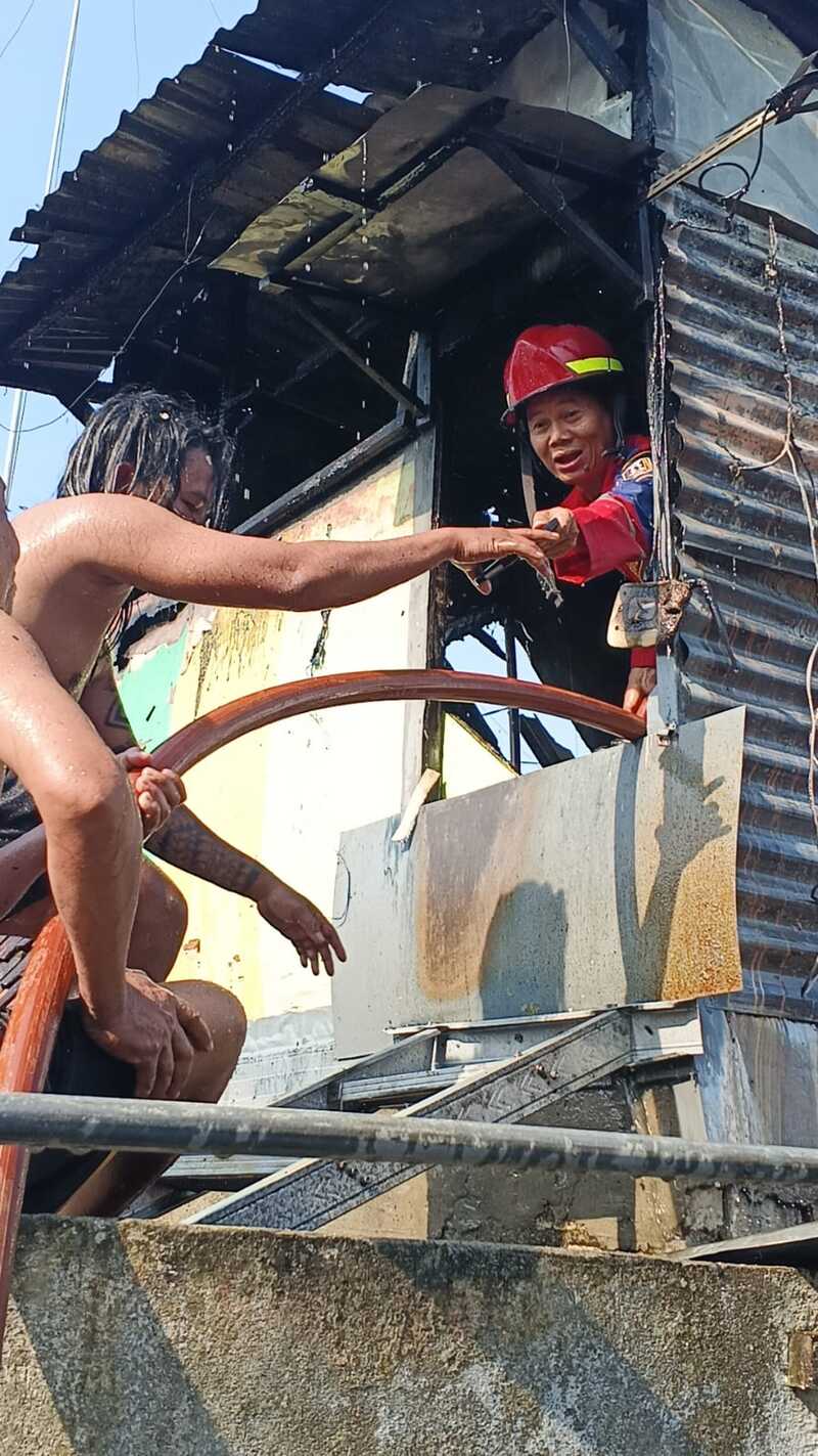 Kebakaran Kamar Lantai 2 di Gedongombo, Damkar Tuban Gerak Cepat Padamkan Api 1 Damkar Tuban.
