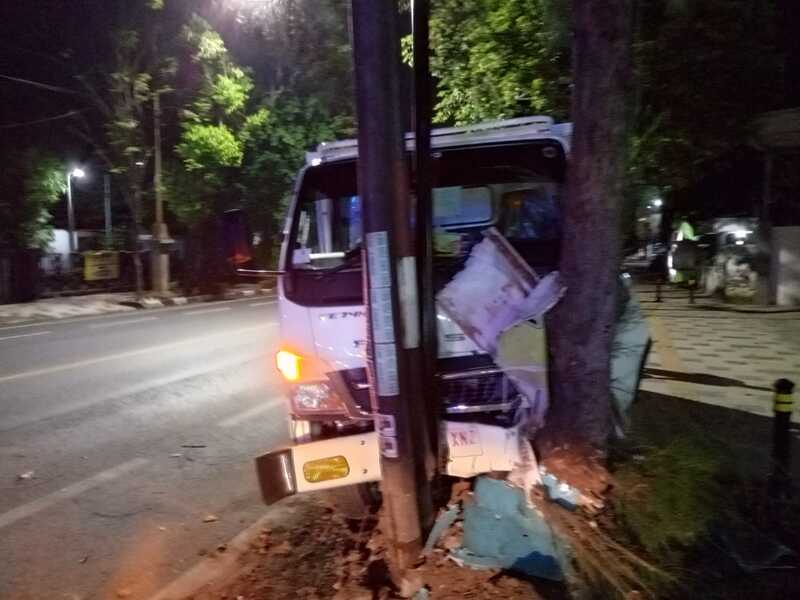 Laka Tunggal Diduga Sopir Ngantuk, Truk Koperasi di Tuban Oleng Hantam Pohon 2 Truk KDMP di Tuban.