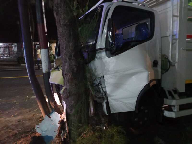 Laka Tunggal Diduga Sopir Ngantuk, Truk Koperasi di Tuban Oleng Hantam Pohon 1 Truk koperasi di Tuban.