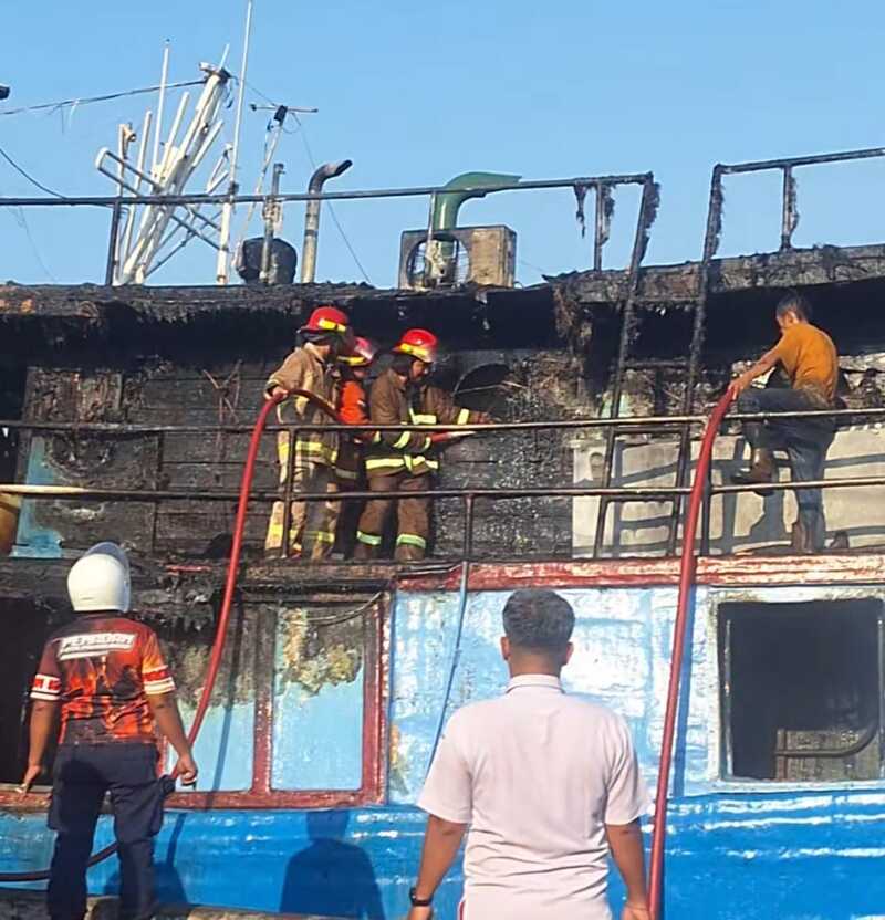 KM Gracias Terbakar di PPP Mayangan Probolinggo, Warga dan Nelayan Bantu Padamkan Api 1 KM Gracias.