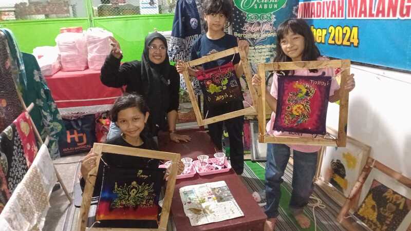 Rochmah Bachrudin, Pengusaha Batik Unik di Malang Sukses Dirikan "Bunga Production" hingga Berdayakan Warga Lokal 5 Batik Bunga Production Malang.