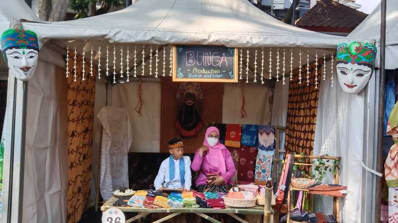 Rochmah Bachrudin, Pengusaha Batik Unik di Malang Sukses Dirikan "Bunga Production" hingga Berdayakan Warga Lokal 7 Bunga Production.