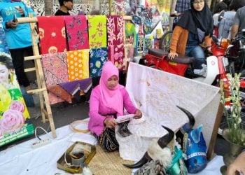 Rochmah Bachrudin, Pengusaha Batik Unik di Malang Sukses Dirikan "Bunga Production" hingga Berdayakan Warga Lokal 1 Bunga Production.
