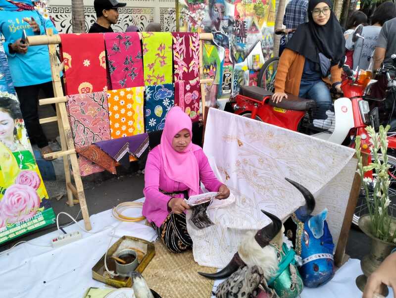 Rochmah Bachrudin, Pengusaha Batik Unik di Malang Sukses Dirikan "Bunga Production" hingga Berdayakan Warga Lokal 1 Bunga Production.