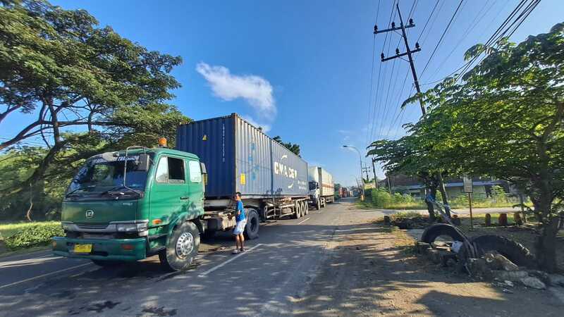 Truk Tergelincir di Widang Masuk Sawah, Jalur Pantura Tuban Macet Belasan Kilometer 1 Jalur Pantura Tuban.