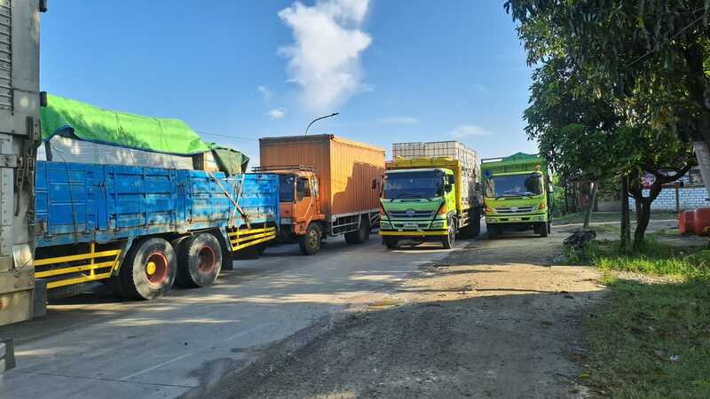 Truk Tergelincir di Widang Masuk Sawah, Jalur Pantura Tuban Macet Belasan Kilometer 2 Laka Jalur Pantura Tuban.