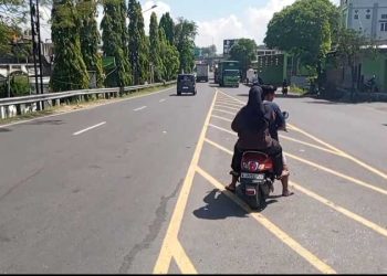 Usai Evakuasi Truk Terguling, Kemacetan di Jalur Pantura Tuban Berlanjut Akibat Truk Mogok di Tanjakan Kepet 1 Jalur Pantura Tuban.