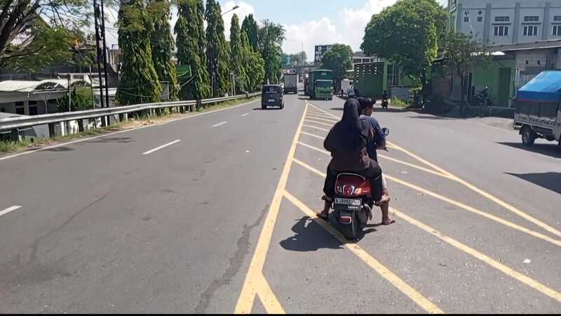 Usai Evakuasi Truk Terguling, Kemacetan di Jalur Pantura Tuban Berlanjut Akibat Truk Mogok di Tanjakan Kepet 1 Jalur Pantura Tuban.