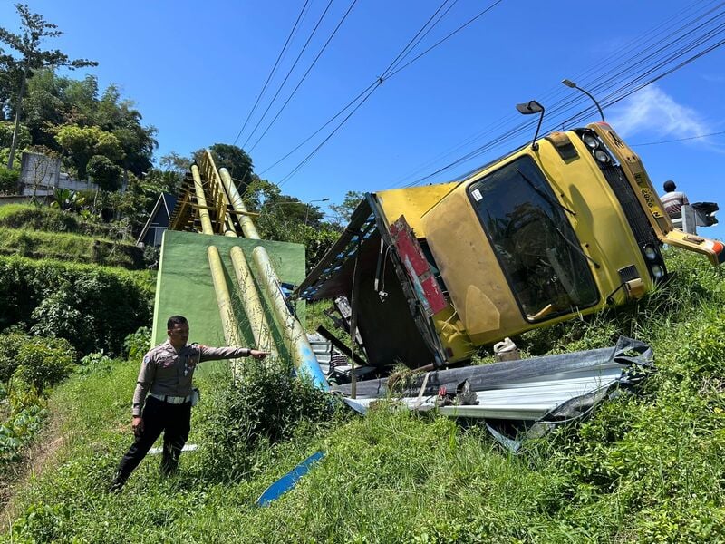 Tak Kuat Nanjak, Truk Hino Masuk Jurang 4 Meter di Jembatan Kali Lanang Kota Batu 1 Jembatan Kali Lanang.