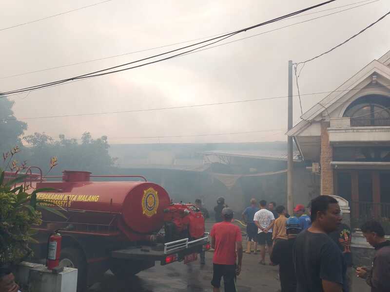 Asap Membumbung Tinggi, Gudang Tembakau di Buring Malang Kebakaran 1 Gudang tembakau.