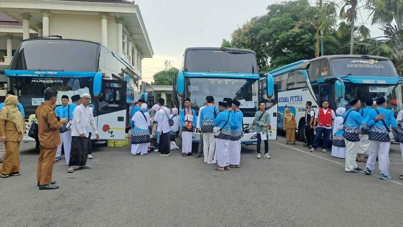 376 Jemaah Haji Tuban Kloter 26 Resmi Berangkat, Bupati Titip Doa untuk Daerah 2 Jemaah haji Tuban berangkat.