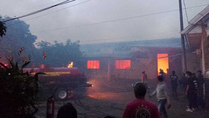 Gudang Rokok di Malang Diduga Kuat Sengaja Dibakar Oknum Karyawan Sendiri, Ini Motif 2 Pelaku! 1 Gudang rokok di Malang.